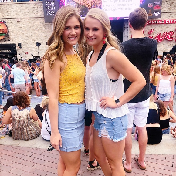 Meet your posher, Hailey - Picture 5 of 5